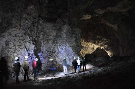 Caminhando com o grupo na parte inferior da caverna em Carlsbad Caverns National Park, no sul do Novo México, nos Estados Unidos